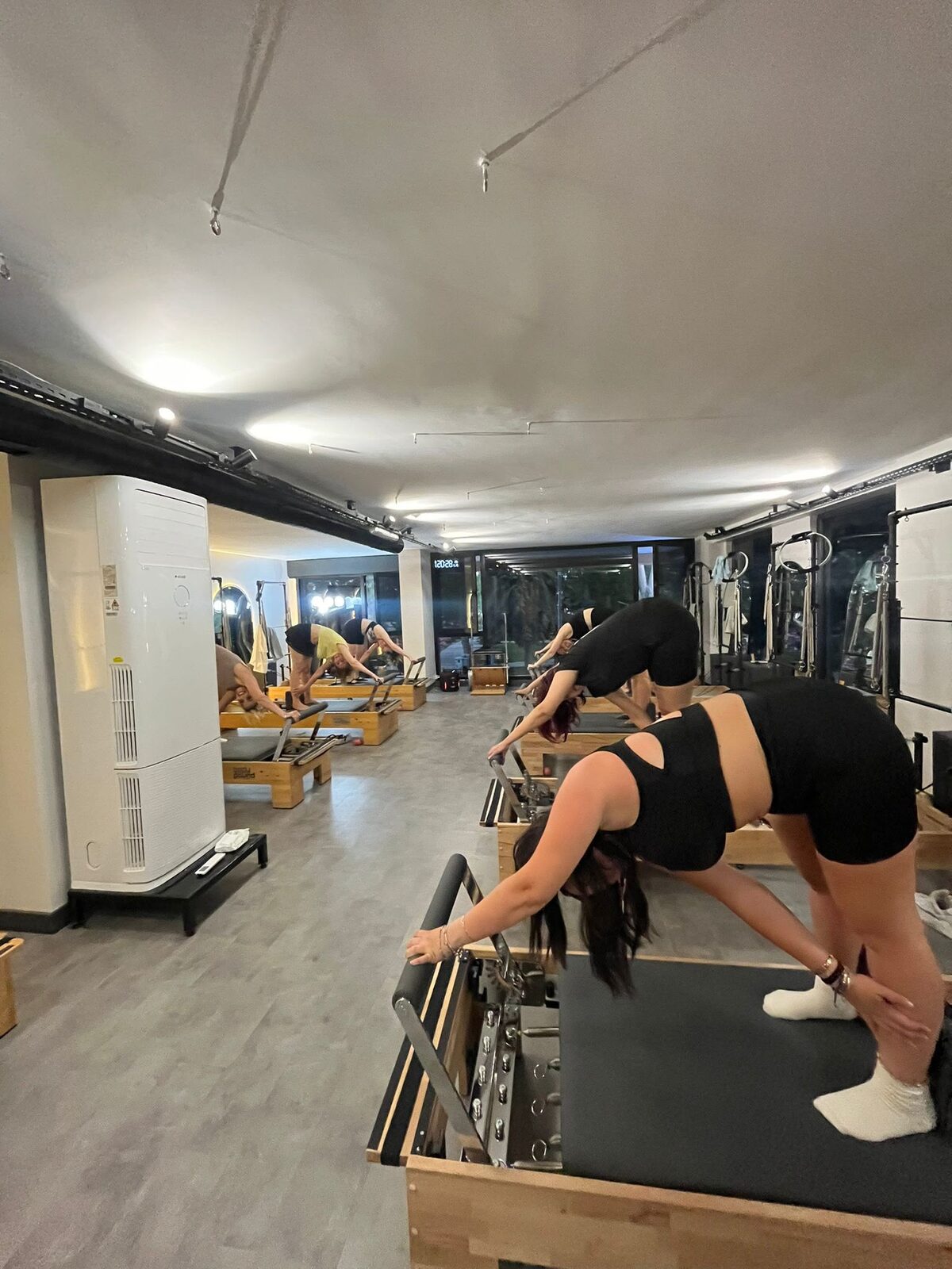 Reformer pilates dersinde eğitmen gözetiminde çalışan üyeler