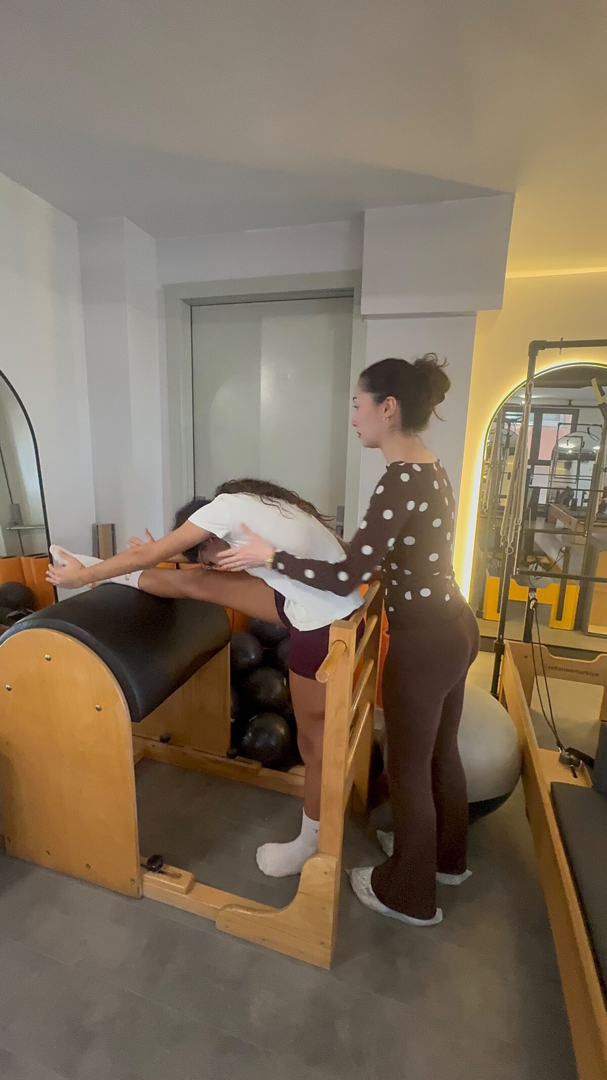 Eğitmen eşliğinde esneme ve kuvvet çalışması
