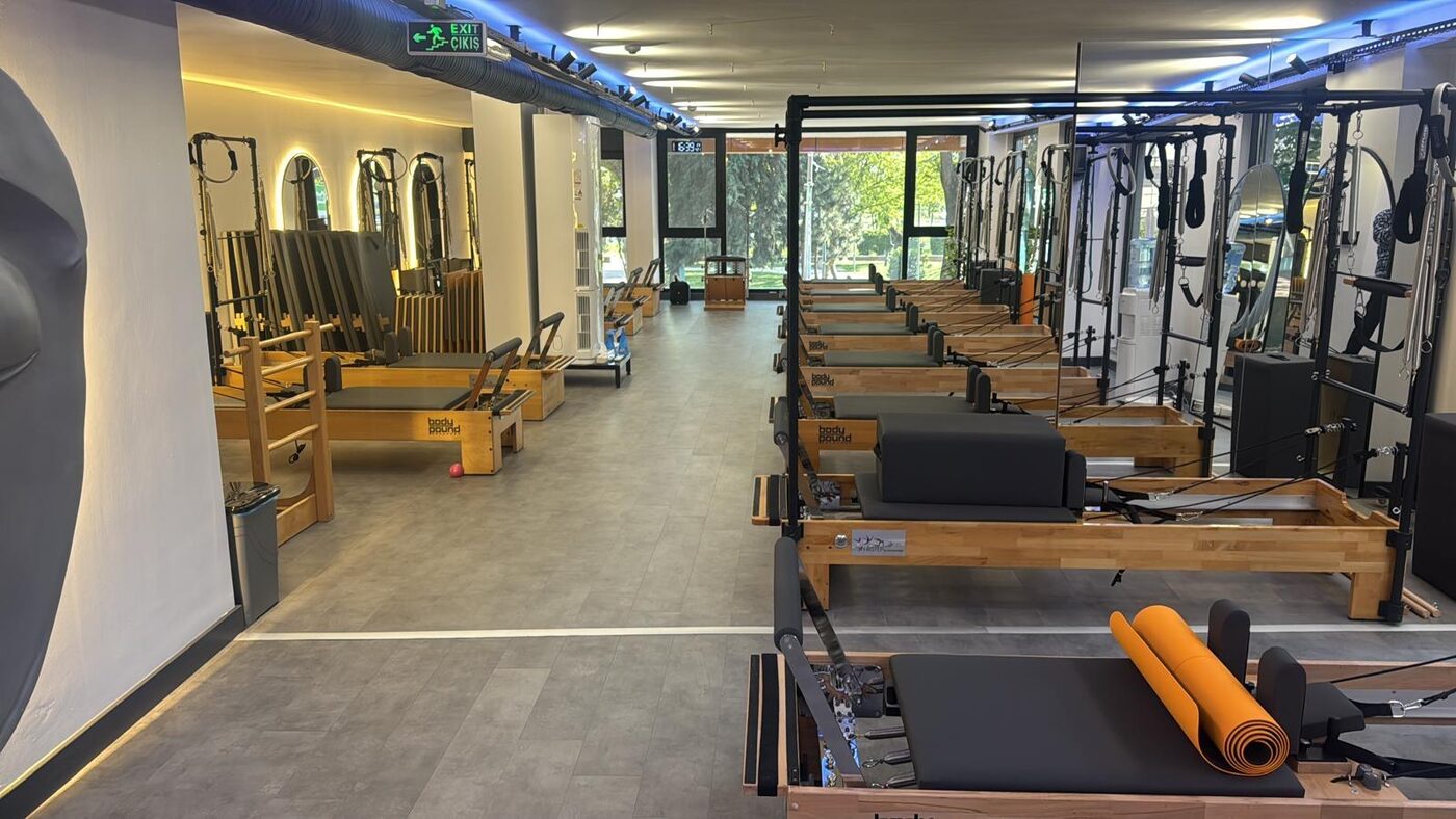 Reformer makinelerinin bulunduğu stüdyo iç mekânı