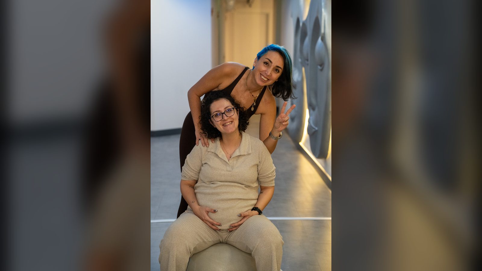 Pro Studio'da hamile bir üye ve eğitmeni, doğum öncesi pilates programı