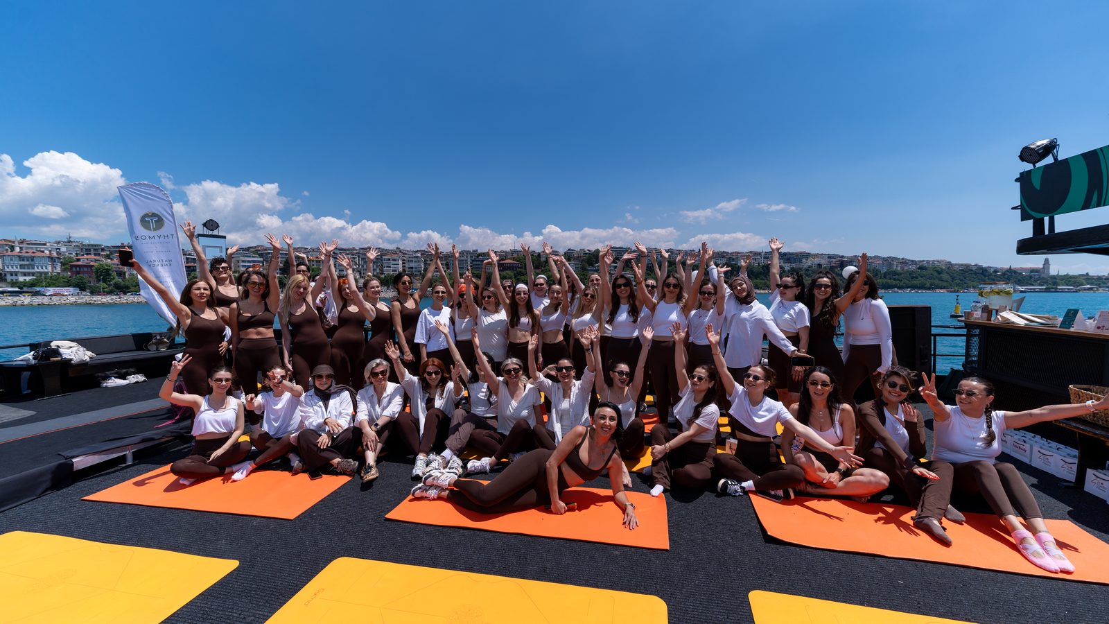Pro Studio Pilates topluluğu tekne etkinliğinde, Boğaz manzaralı mat dersi sonrası